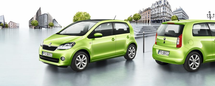 Dwa zielone Citigo 5-drzwiowe
